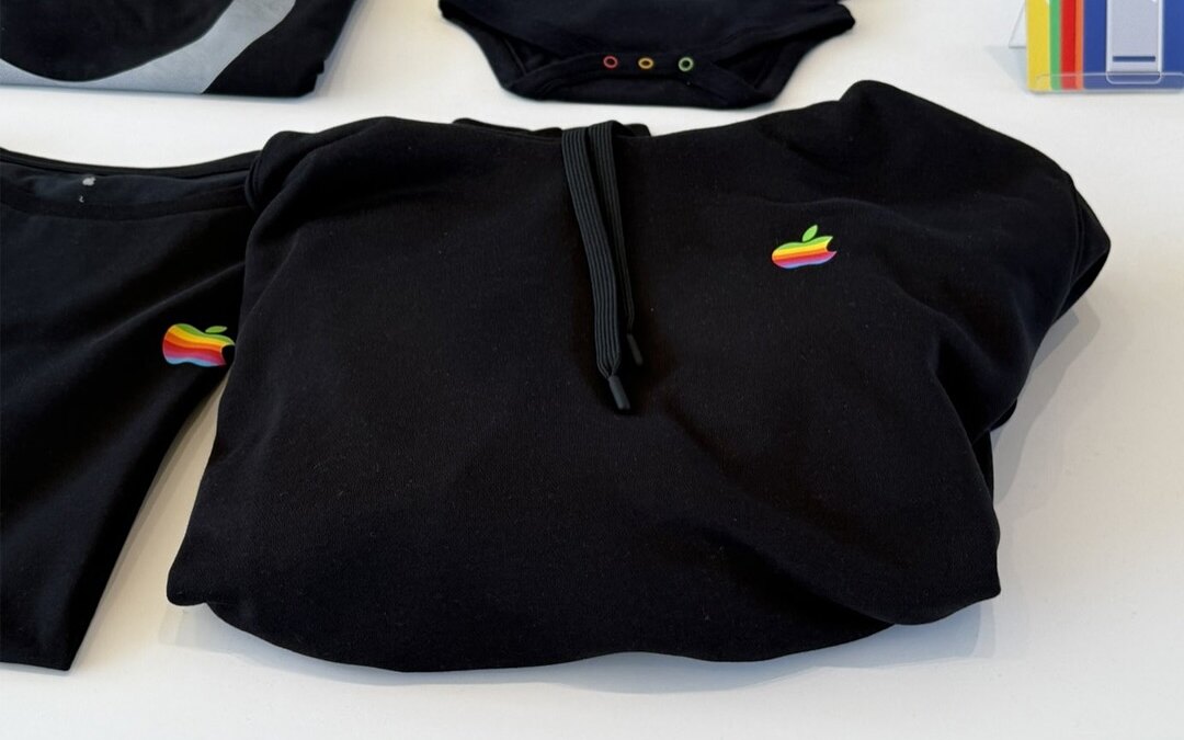 apple20drops20limited20edition20merchandise20featuring20the20classic20rainbow20logo20at20the20apple20park20visitor20centre20ahead20of20the20wwdc2520event2020 20hunter20harris20 20logesh20 2040le.syndrome 3