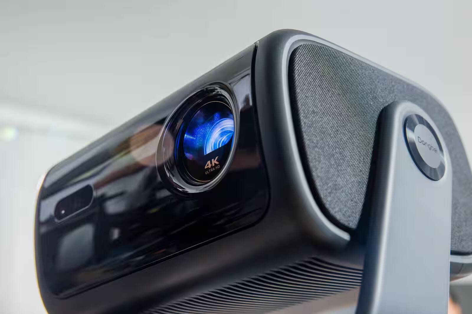 Dangbei представила MP1 Max — 4K-проектор с гибридной подсветкой и Google TV 1 Проектор Dangbei MP1 Max с гибридной подсветкой и крупным объективом