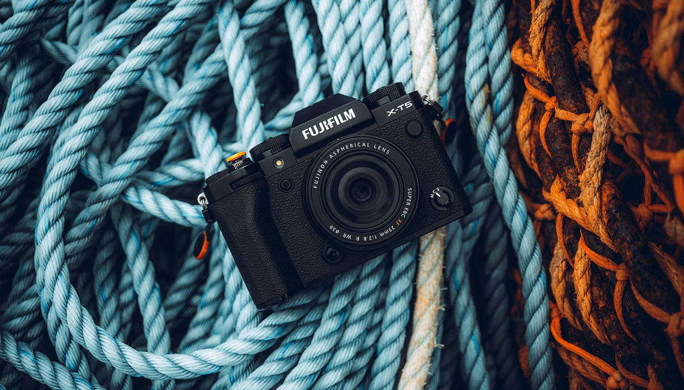 Fujifilm представила X-E5 с 40 Мп сенсором и ретро-дисплеем 10 fujifilm x e5 lifestyle 02