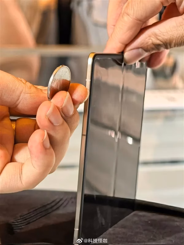 Honor представила дизайн складного Magic V5 в защитном чехле 10 honor magic v5 showcased in a protective shell