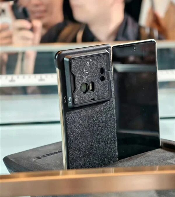 Honor представила дизайн складного Magic V5 в защитном чехле 8 honor magic v5 showcased in a protective shell