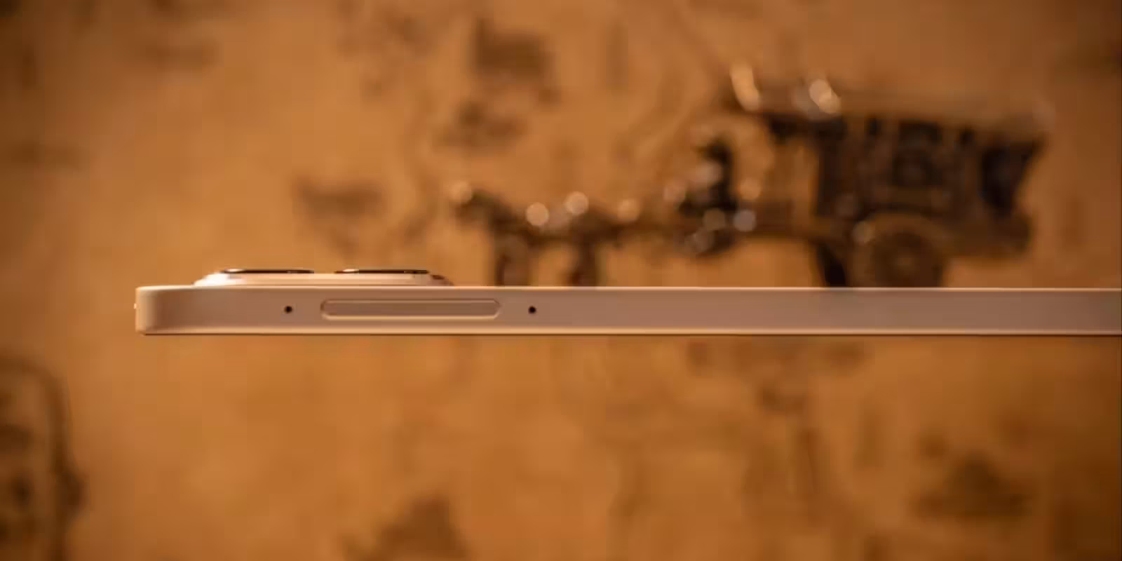 Боковой профиль планшета Honor с сим-картой и разъемами