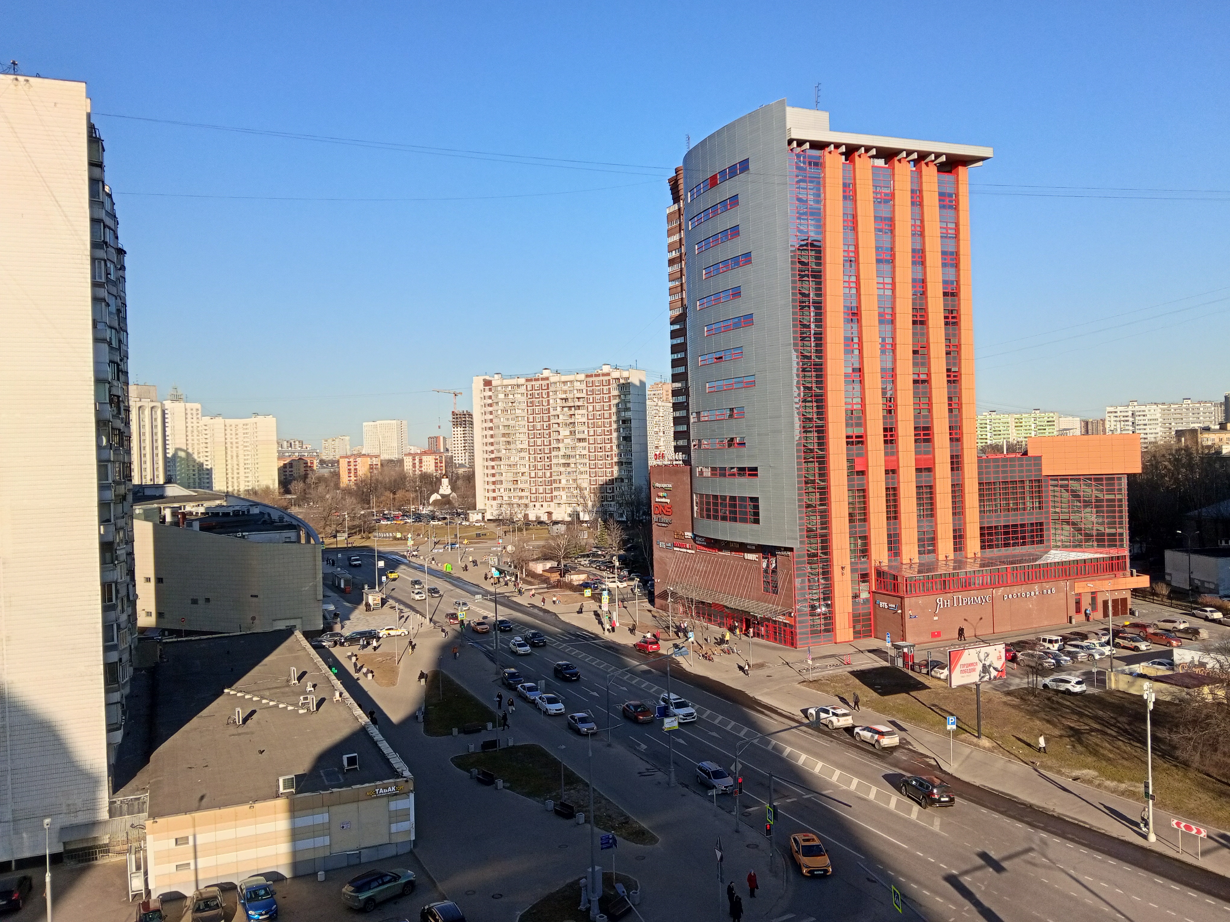 Высотное здание и улица с движением в городе
