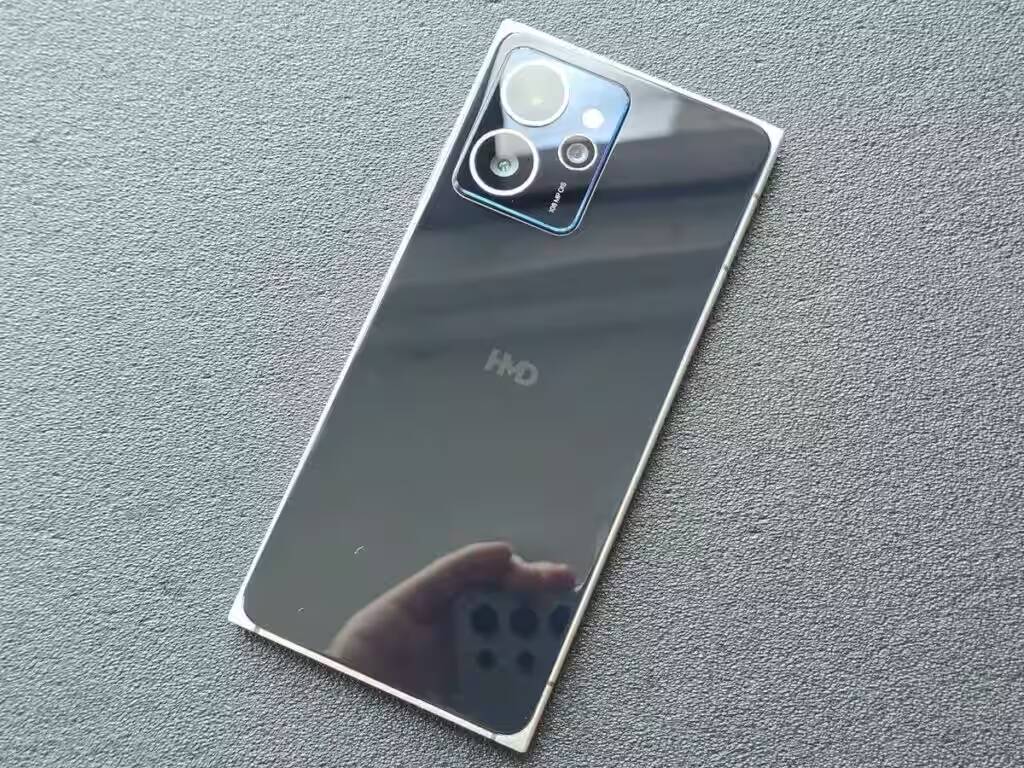 Задняя панель смартфона HMD Skyline 2 с тремя камерами
