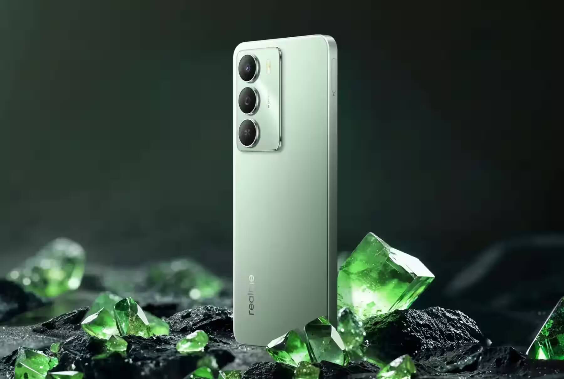 Задняя панель смартфона Realme C73 с тремя камерами