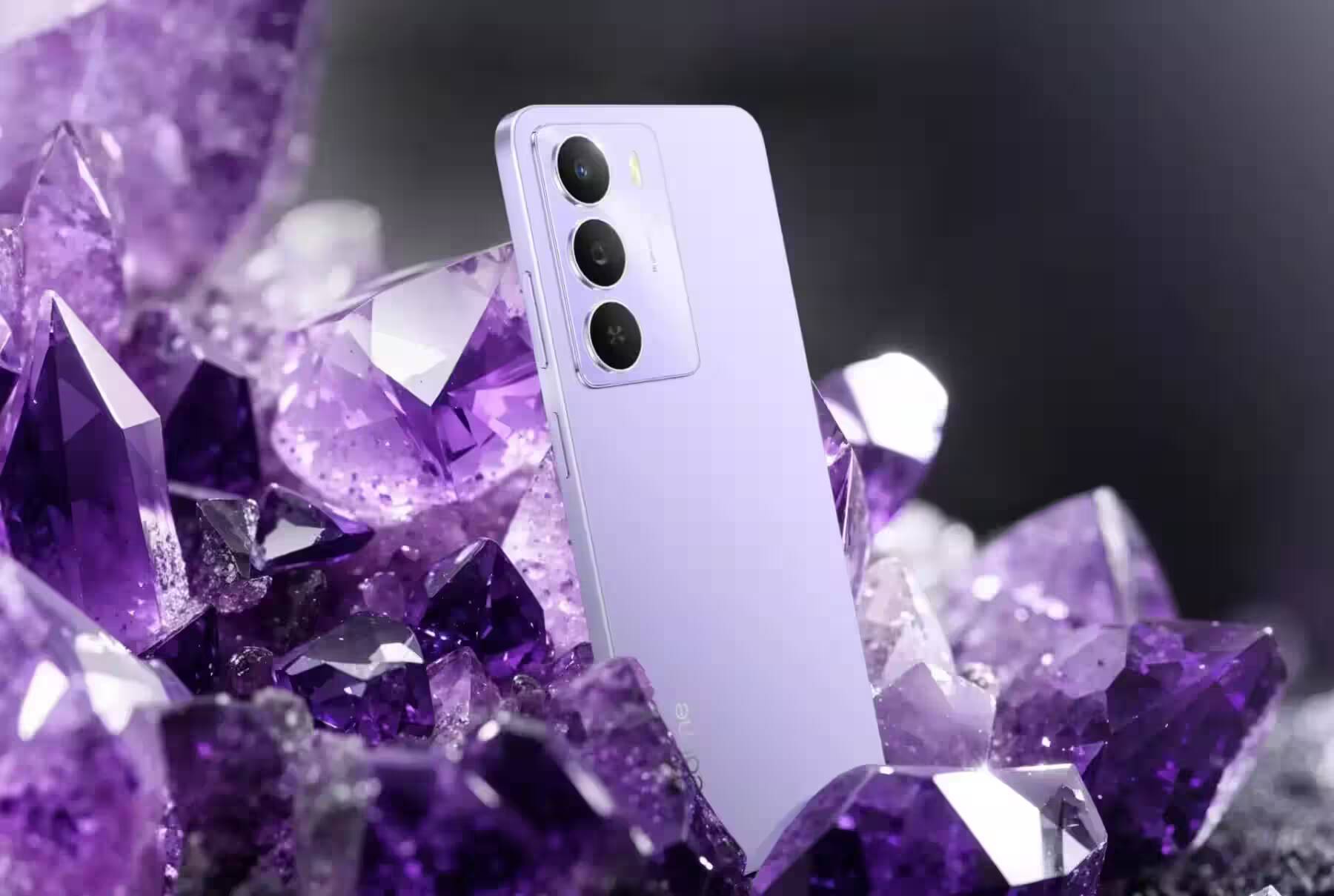 Смартфон Realme C73 на фоне фиолетовых кристаллов