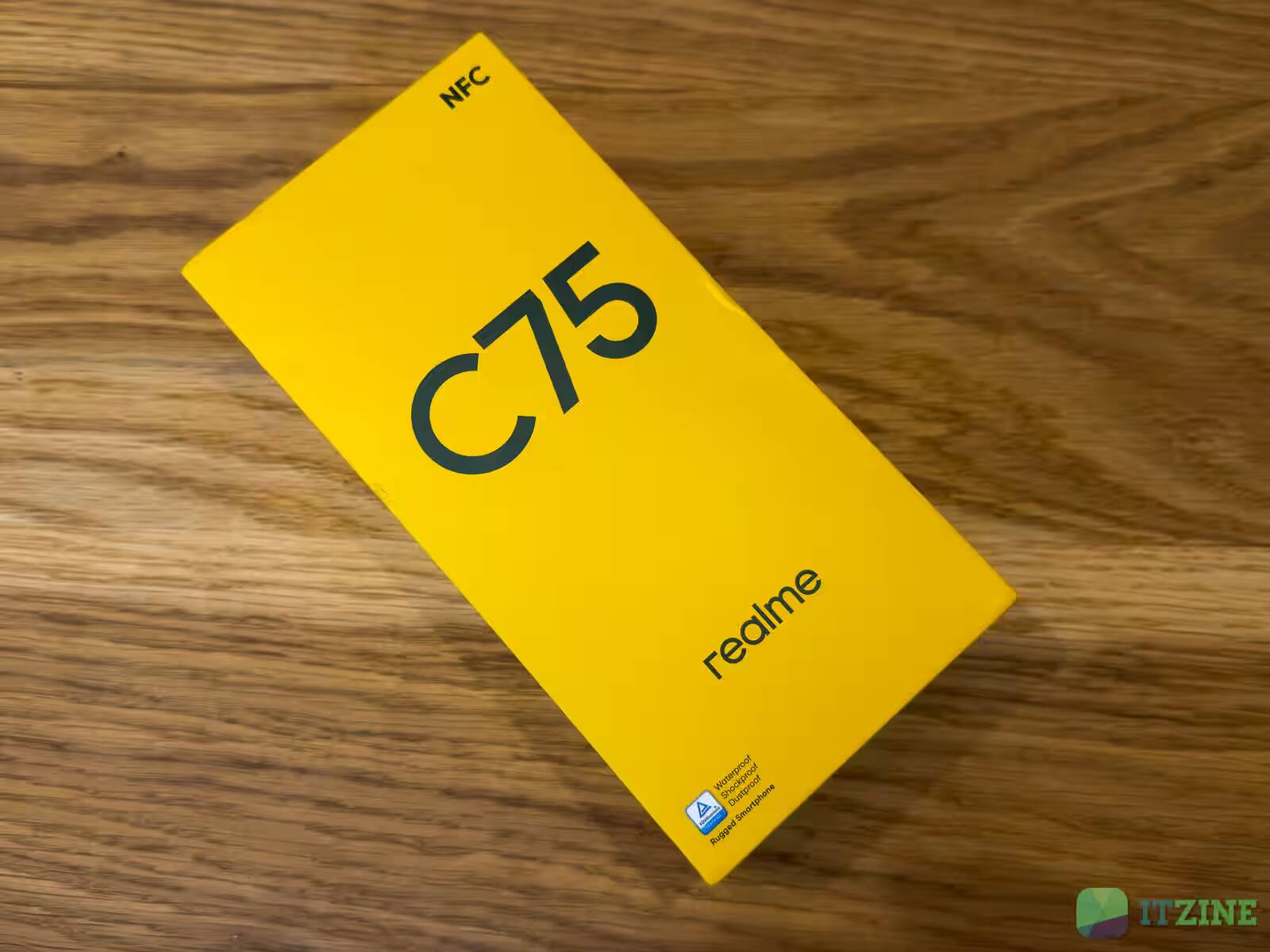 Коробка смартфона Realme C75 на деревянной поверхности