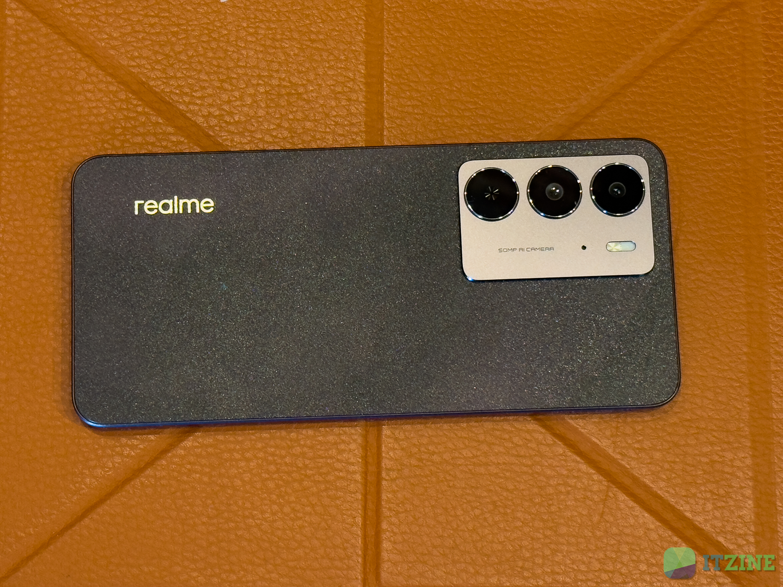 задняя панель смартфона Realme C75 с тремя камерами