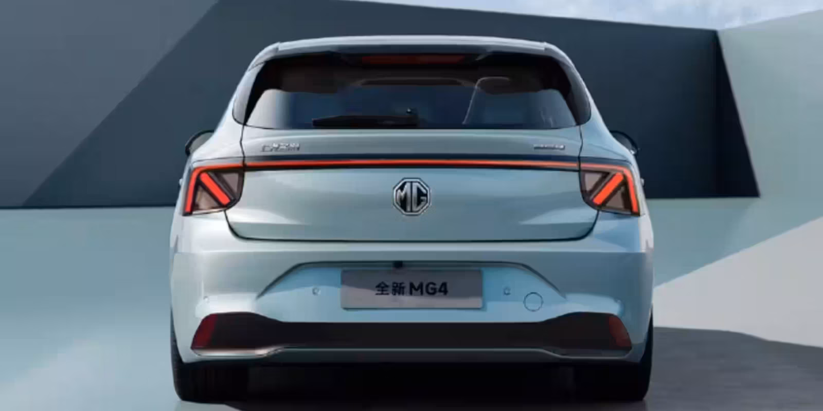Задняя часть электромобиля MG4 с логотипом MG