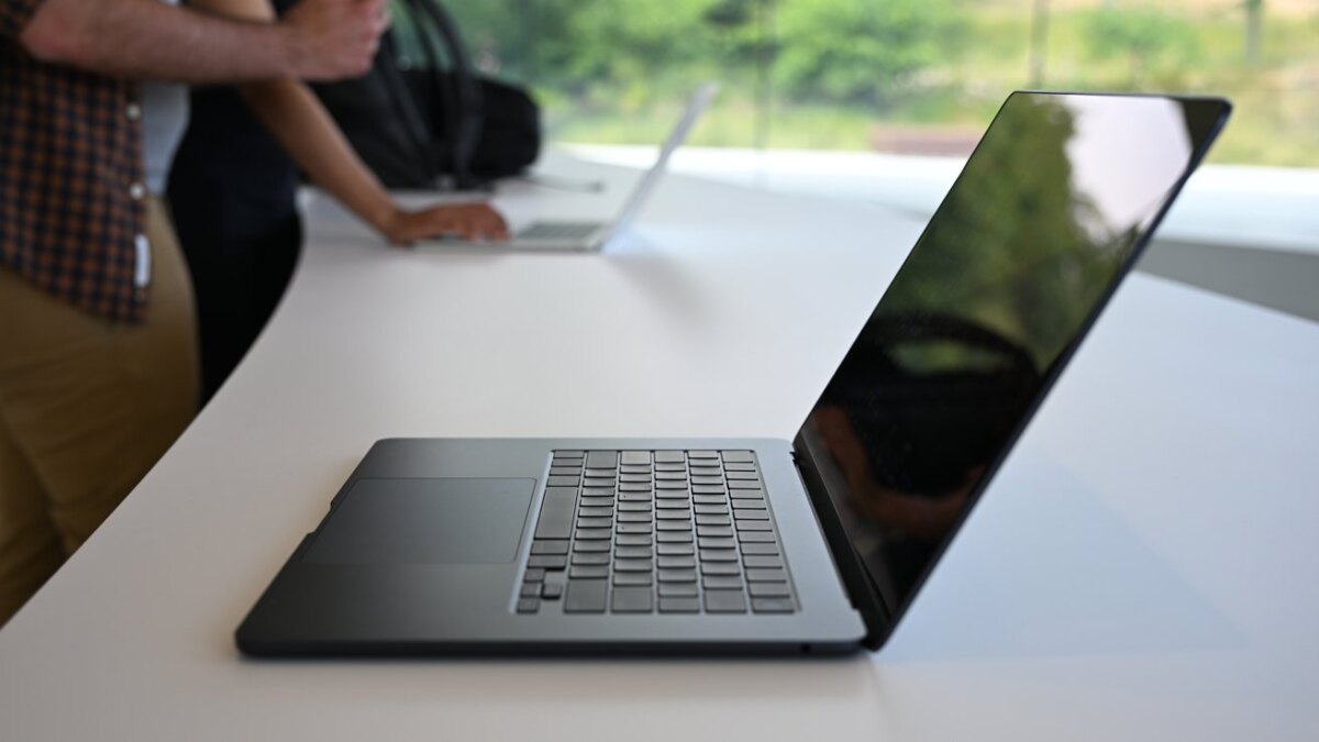 64333 134066 15 inch macbook air side view xl