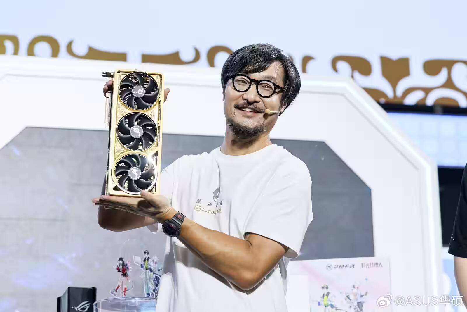 Человек держит графическую карту ASUS RTX 5090 золотой корпус