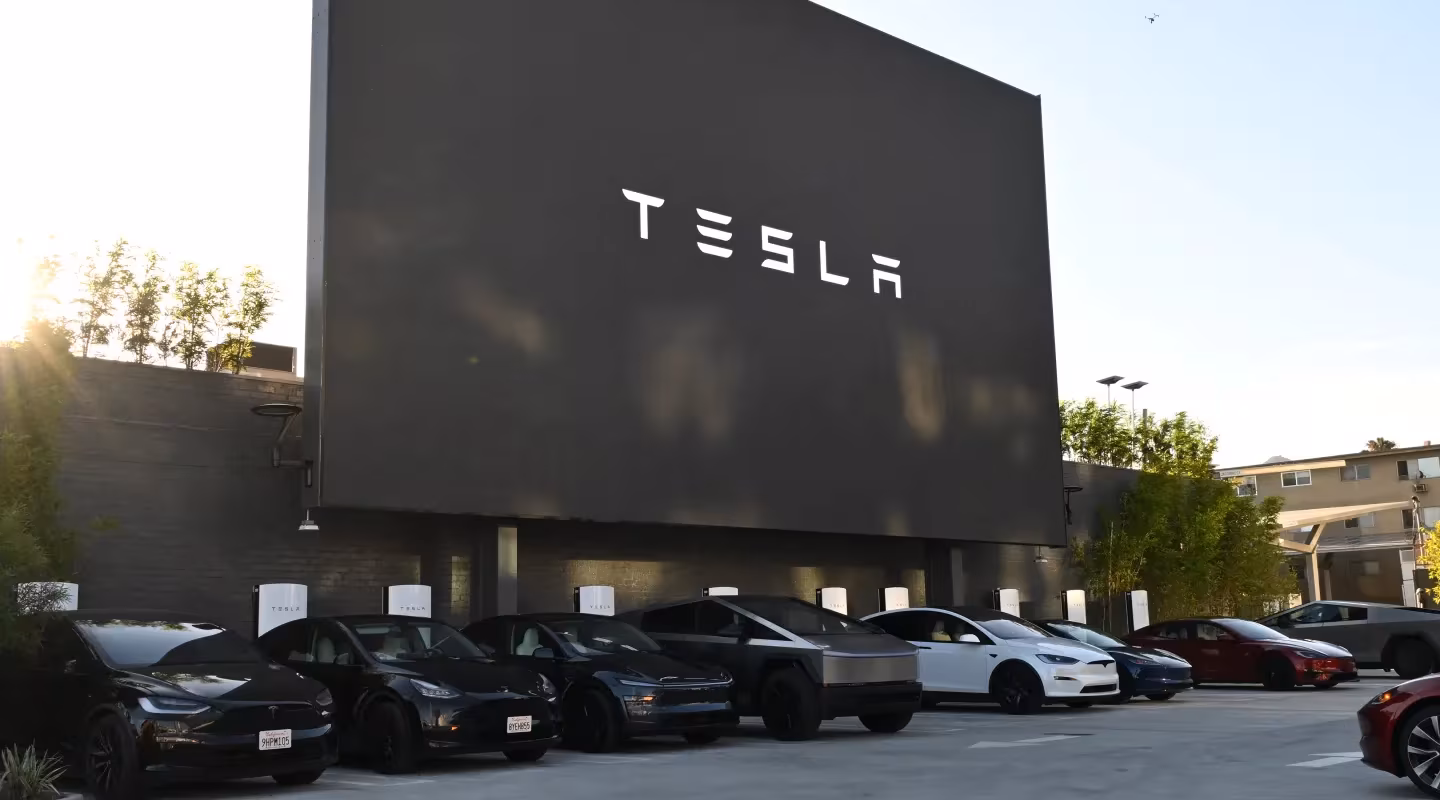 Tesla открыла ретро-дайнер с зарядкой для электромобилей в Лос-Анджелесе 3 gettyimages 2223596308.jpg