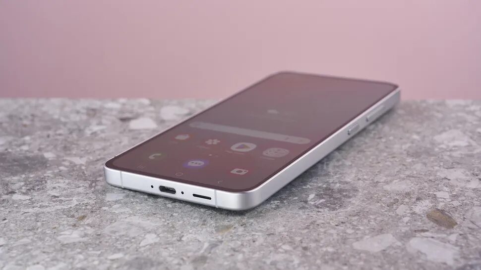 Новые подробности о Samsung Galaxy S25 FE: экран LTPO и улучшенная батарея 2 img 7786