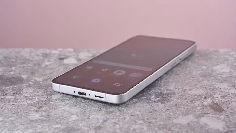 Новые подробности о Samsung Galaxy S25 FE: экран LTPO и улучшенная батарея 2 img 7786
