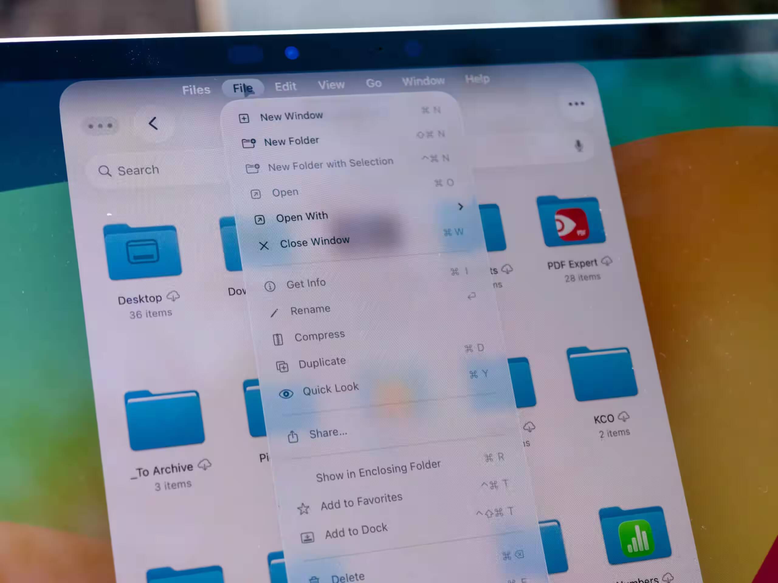 Экран MacBook с открытым меню файлов и папок