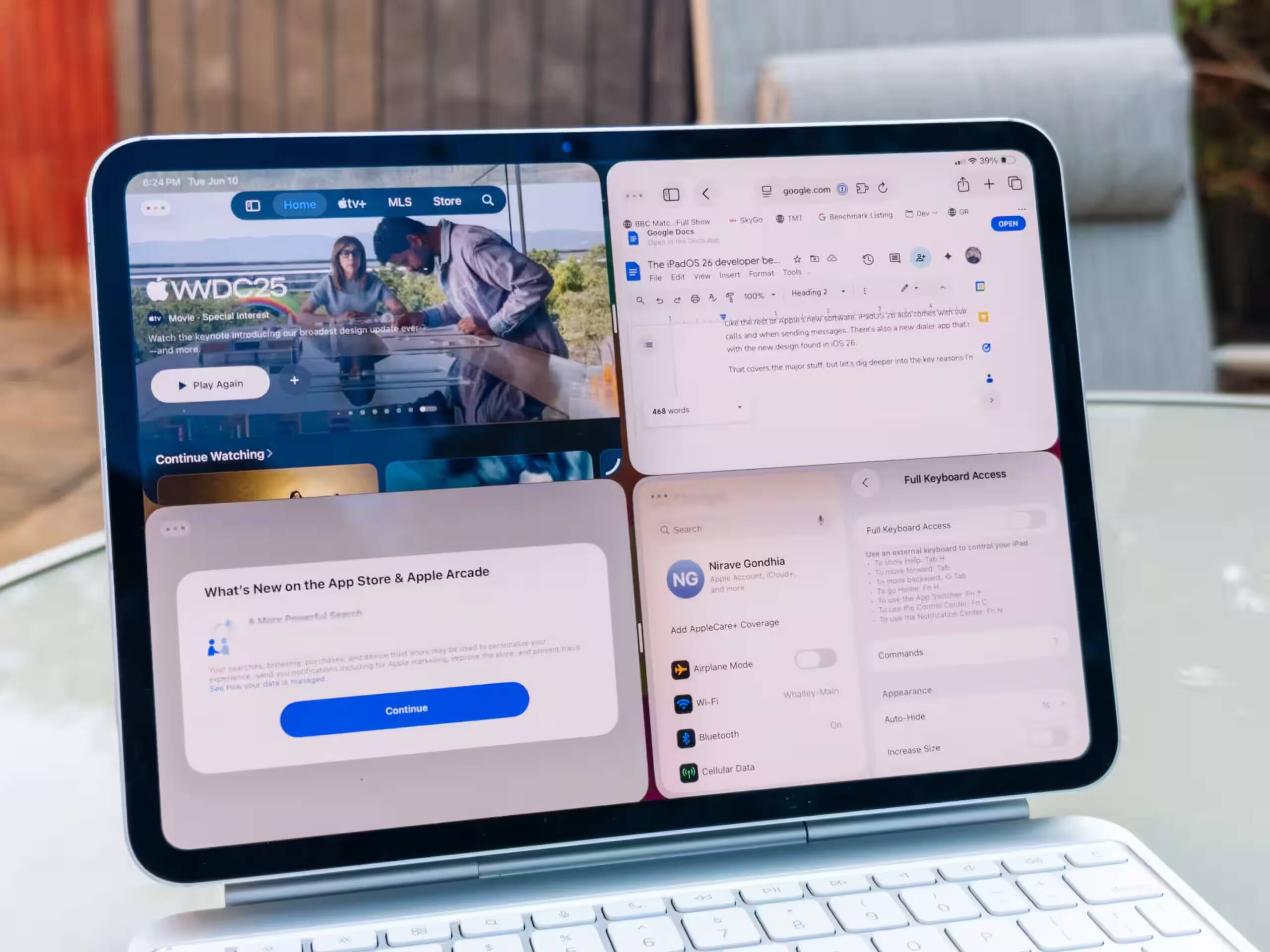 Экран iPad OS 26 с открытыми приложениями и настройками