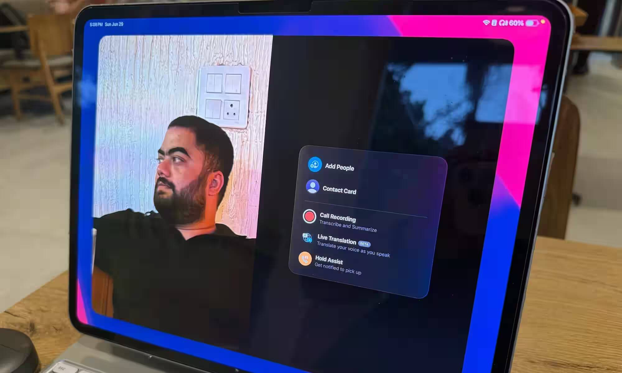 Экран iPad OS 26 с меню для добавления контактов