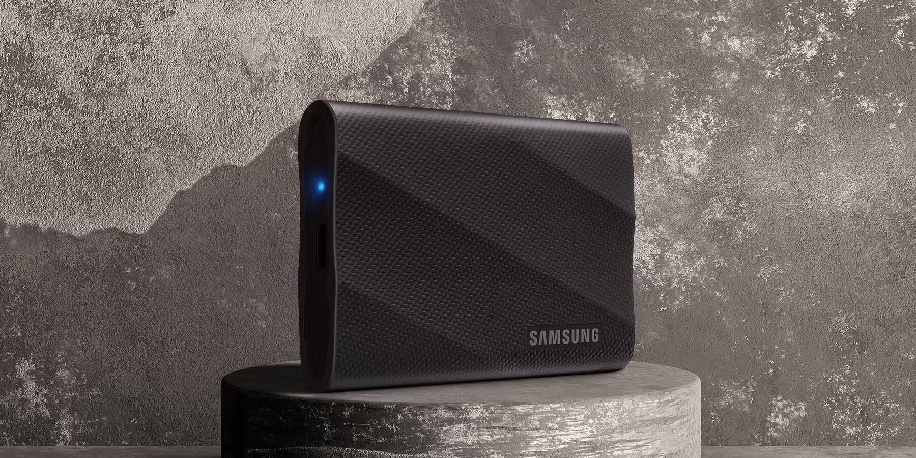 Обзор внешнего SSD TeamGroup Mag PD20M: маленький, да ещё и с MagSafe 16 Черный внешний SSD TeamGroup Mag PD20M на пьедестале