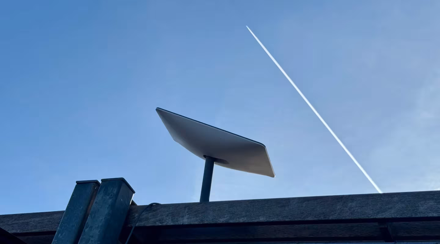 Starlink восстановил работу после масштабного сбоя 1 starlink dish jet.jpg
