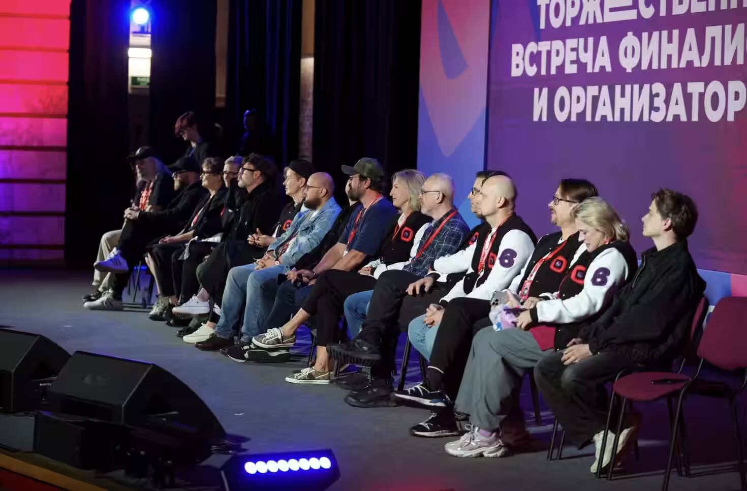 Реплики участников на сцене с микрофонами и оборудование для звука Октава ДМ