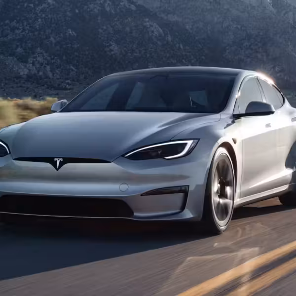 Tesla теперь заставляет владельцев Model S