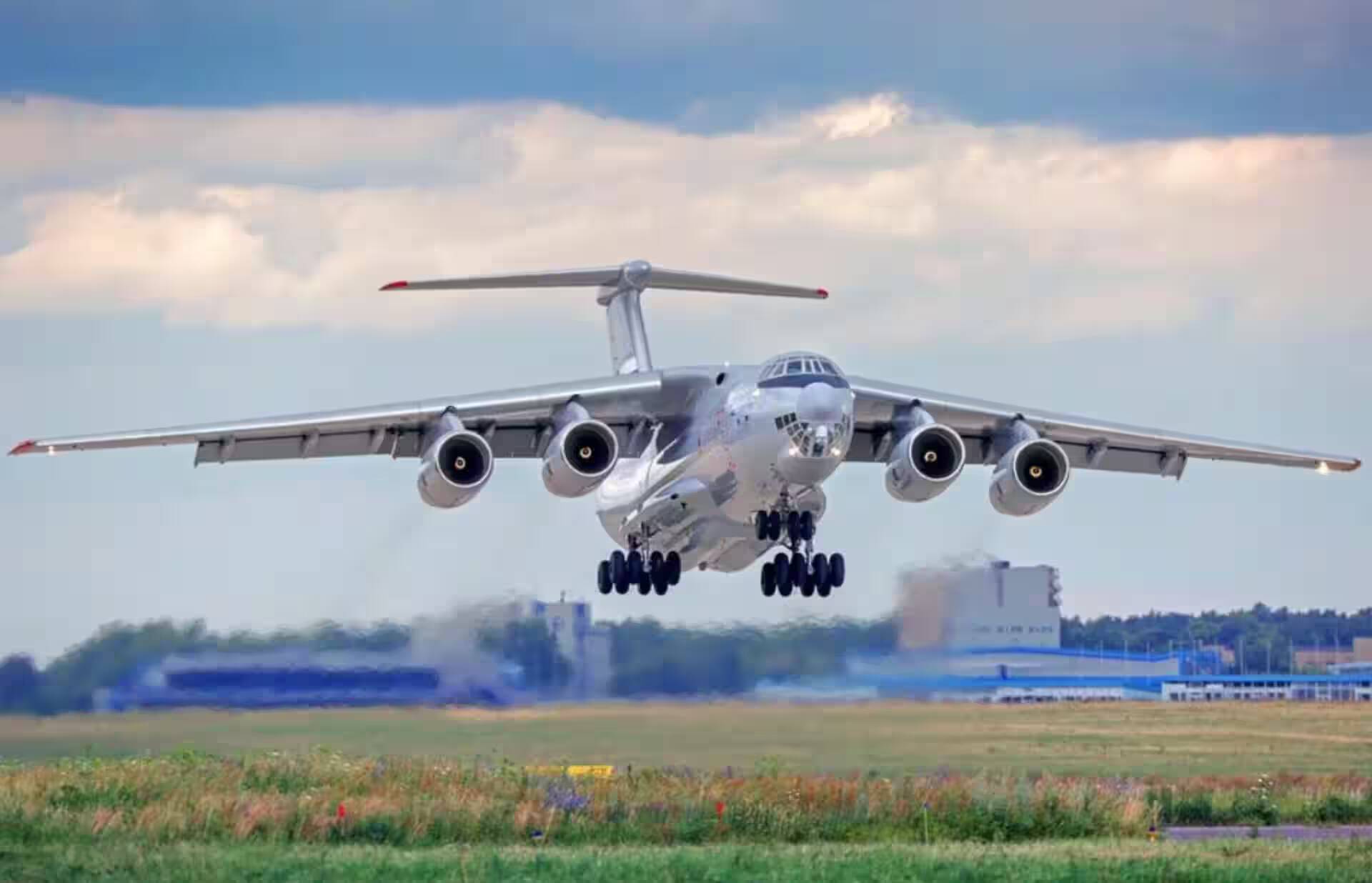 Боинг-747 с зелёной и голубой окраской на взлёте