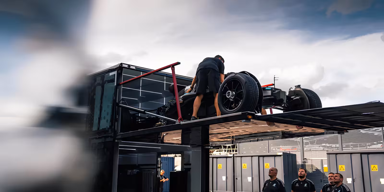 Электрогрузовик Mercedes-Benz eActros 600 впервые доставил машины Формулы-1 4 aqabpt5 up79pgocid37mhewzcpy5sfog851osyrxtkbbzph3so0d anipwnxjjjwqzyt9nmwmaywp0okp5oomup8rc