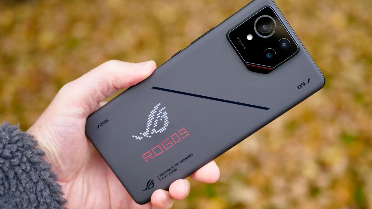 rog phone 9 pro back hand.jpg