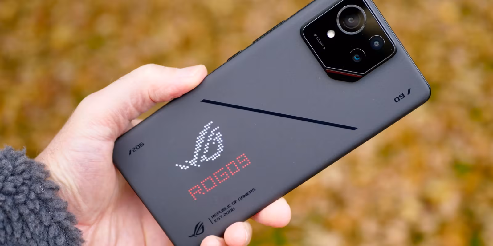 Asus открыла бета-тест Android 16 для серии ROG Phone 9 3 rog phone 9 pro back hand.jpg