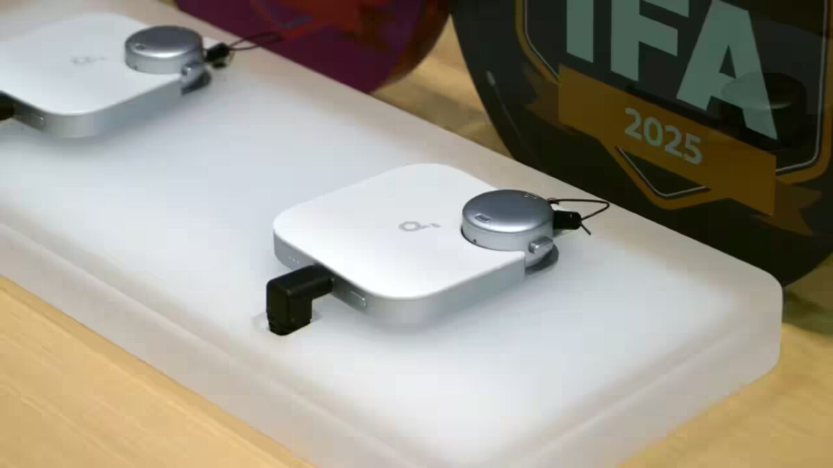 Крупный план инновационной умной приставки с белым корпусом