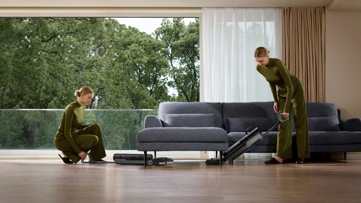 Две женщины используют пылесос Dreame H12 Dual FlexReach