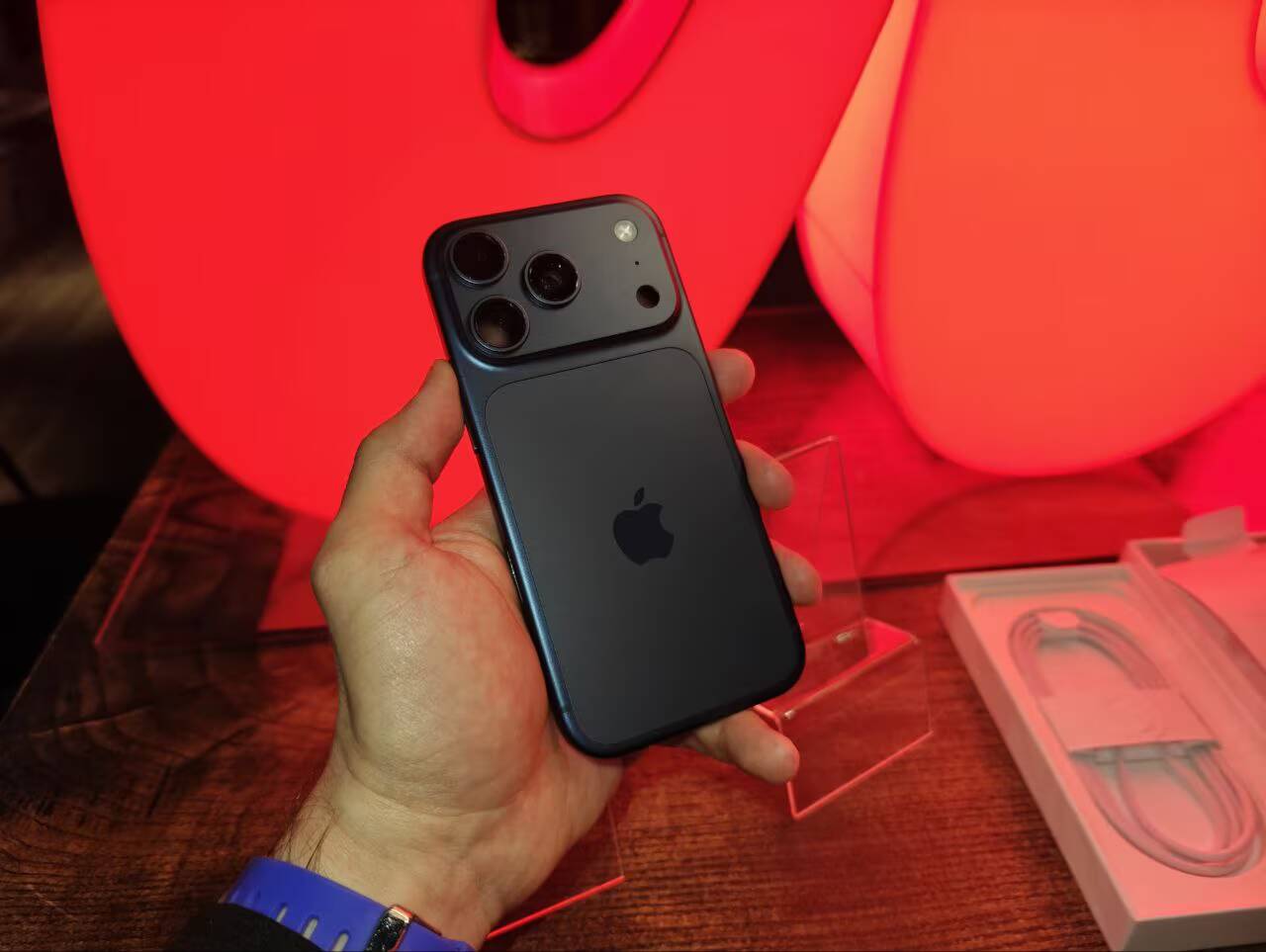 Черный iPhone 17 с тройной камерой и логотипом Apple на задней панели