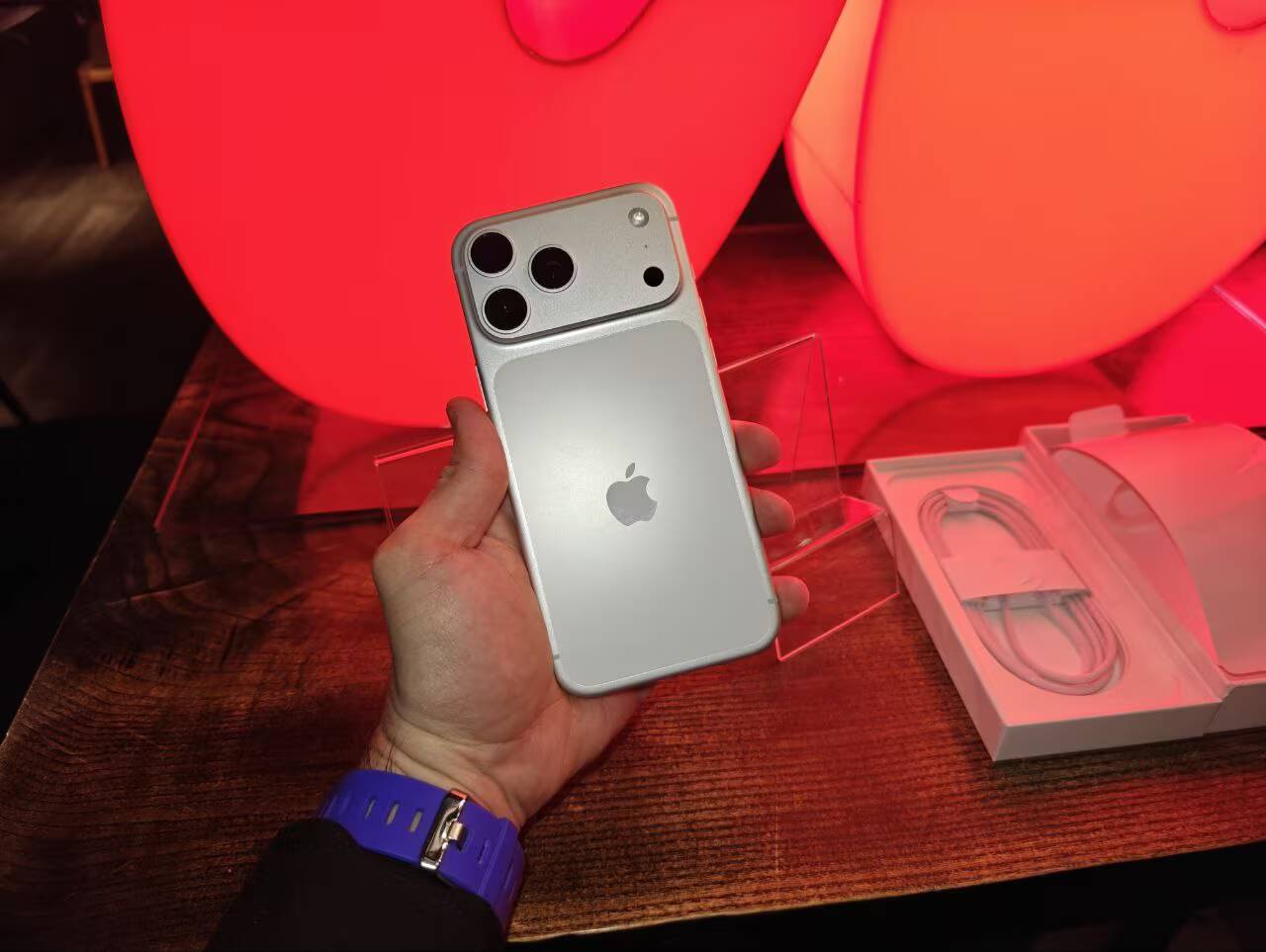 Айфон 15 с задней камерой и логотипом Apple