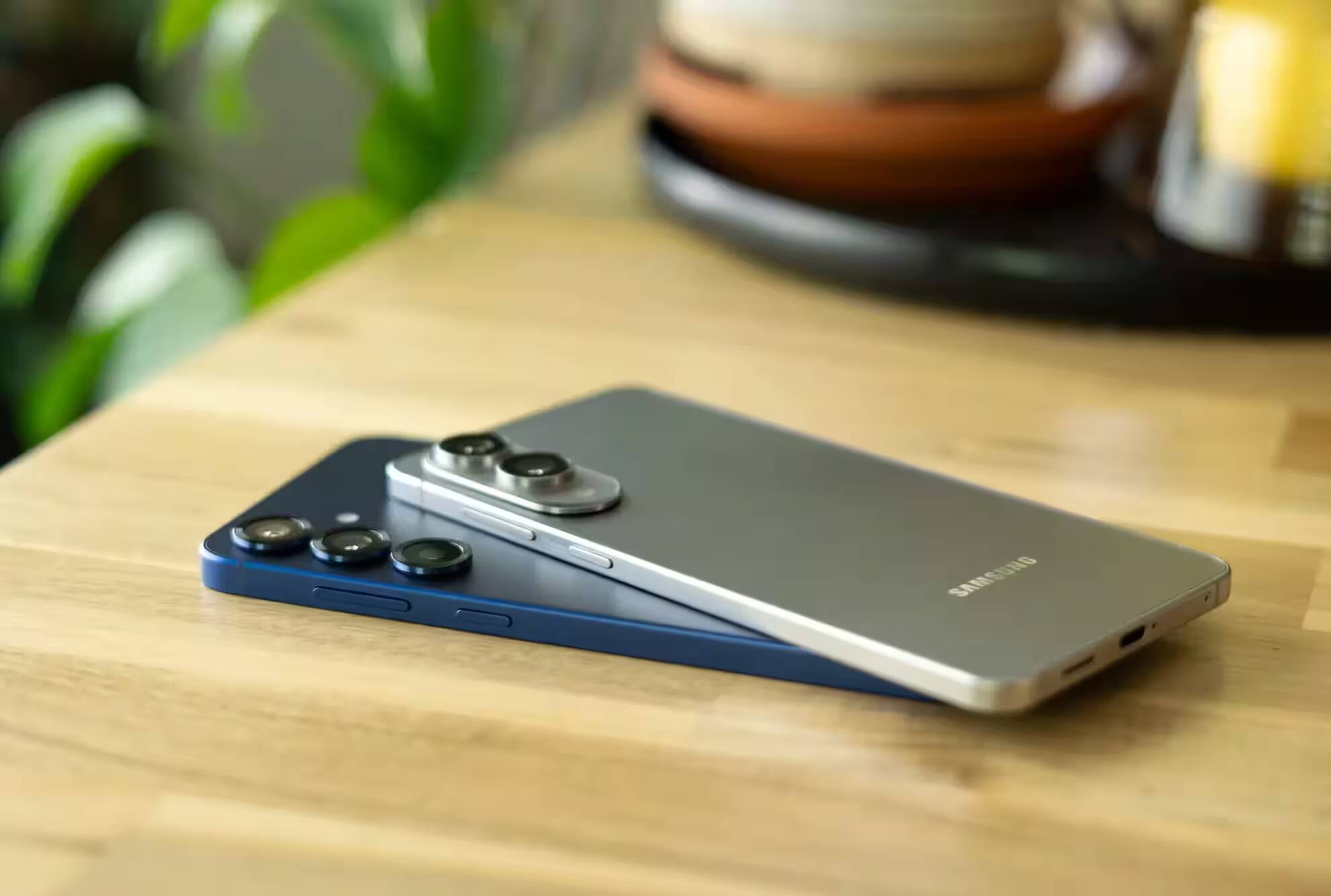 Смартфон Samsung Galaxy в серебристом цвете на деревянной поверхности