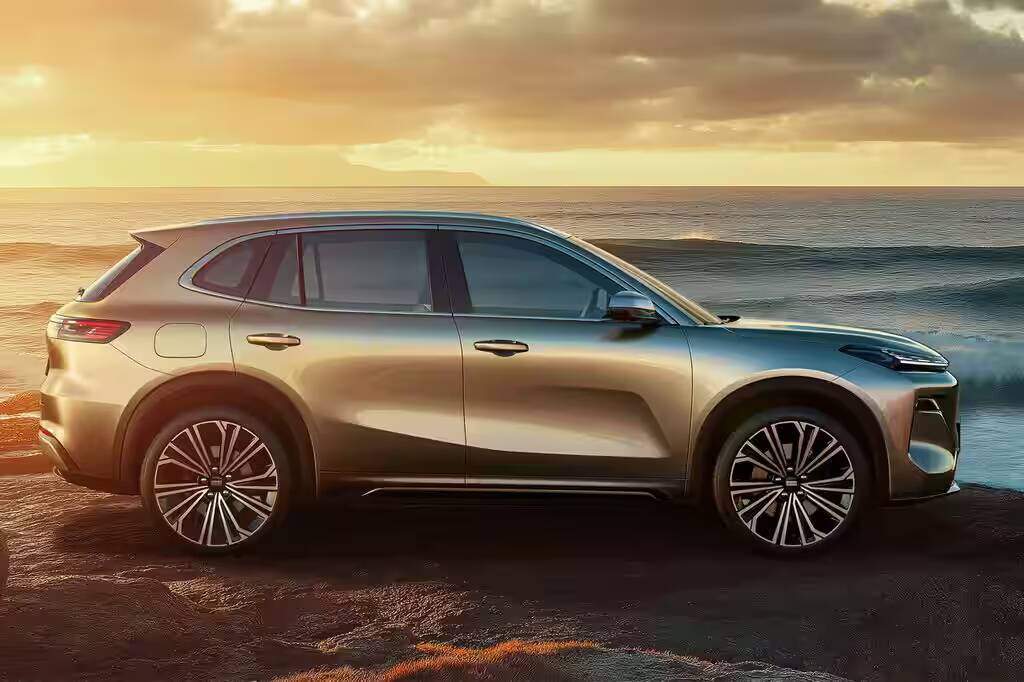 Серебристый кроссовер Geely X80 PHEV на фоне океана