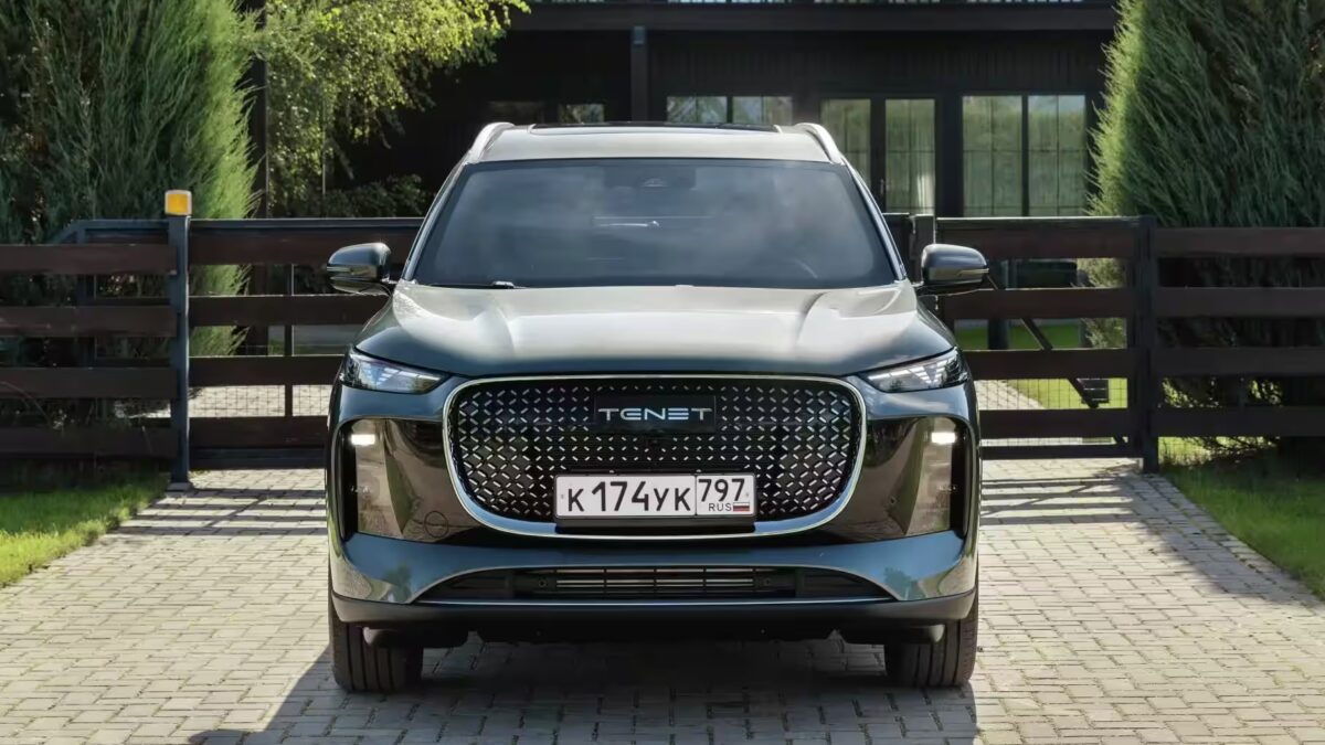 Передний вид большого электрокроссовера Tenet T8