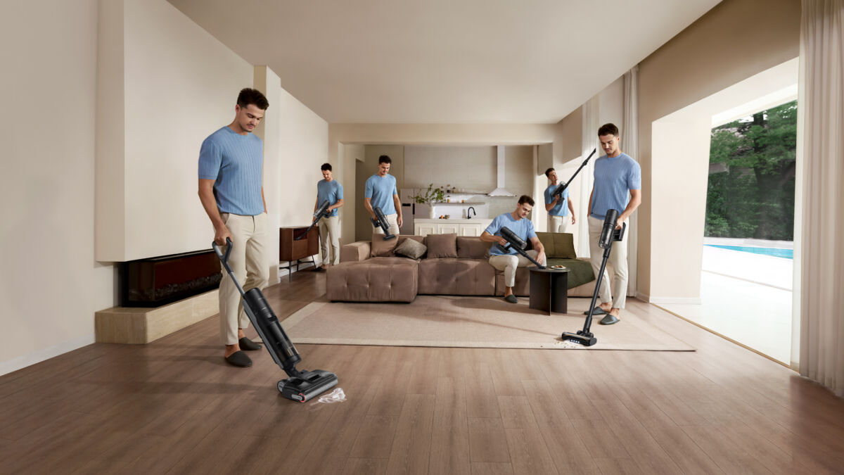 Многоразовые люди с пылесосами Dreame H12 Dual FlexReach на фоне гостиной