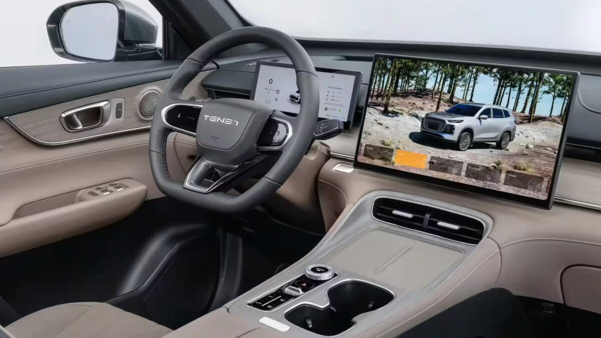 Интерьер автомобиля Tenet с большим дисплеем и панелью управления