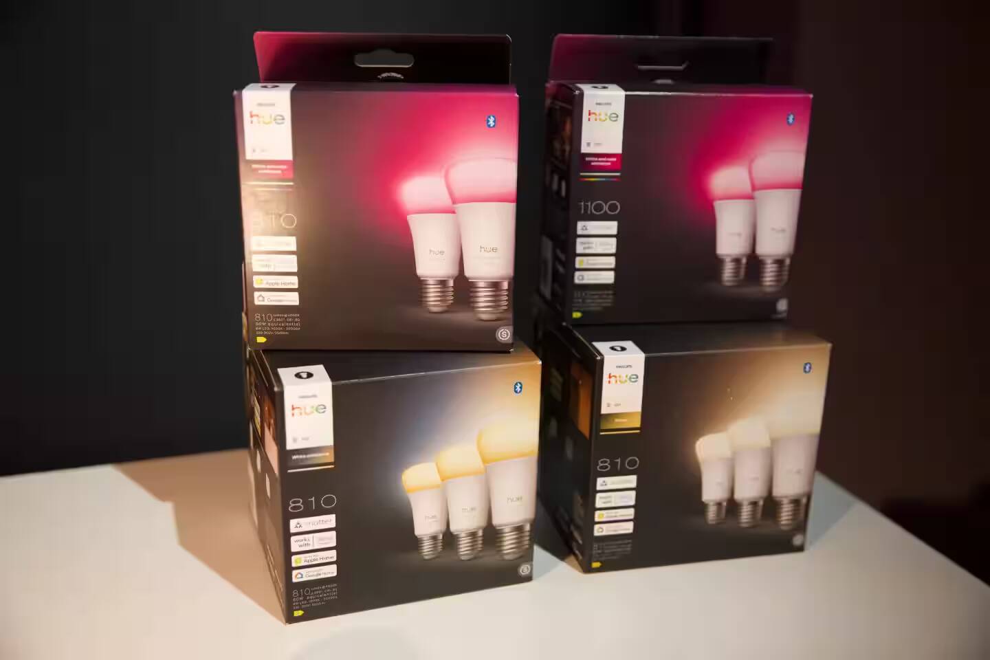 Набор умных ламп Philips Hue с разным цветом и температуру