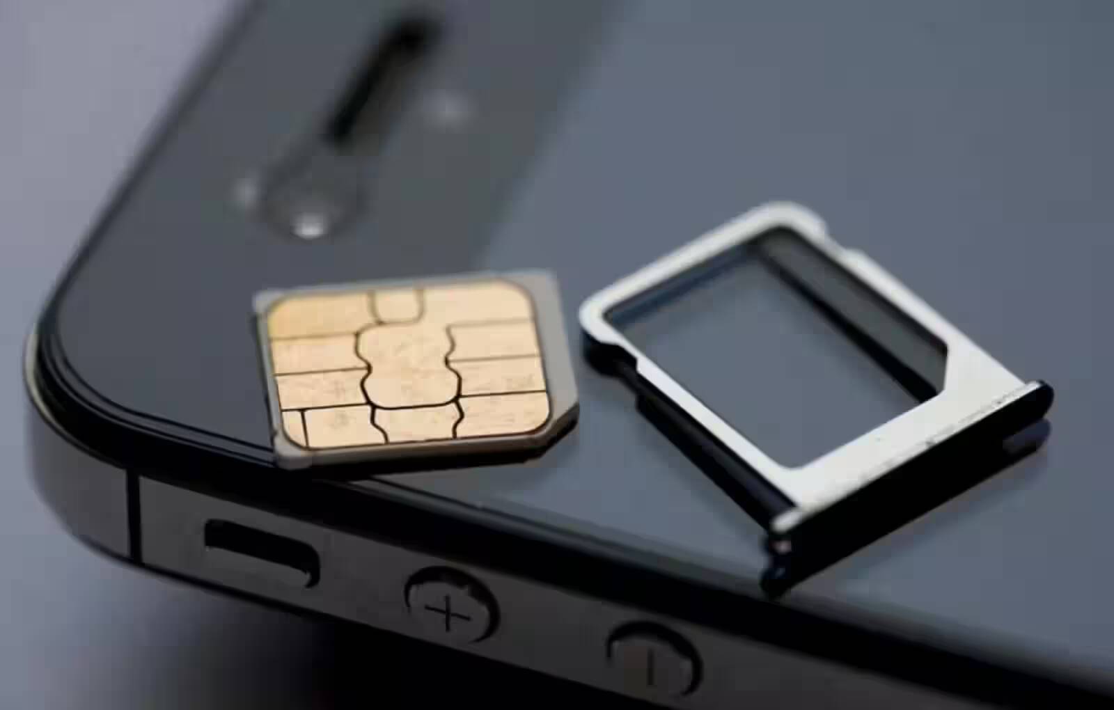 Что такое eSIM и правда ли, что она лучше физической SIM-карты? 1 Сломанная SIM-карта и металлический держатель для смартфона