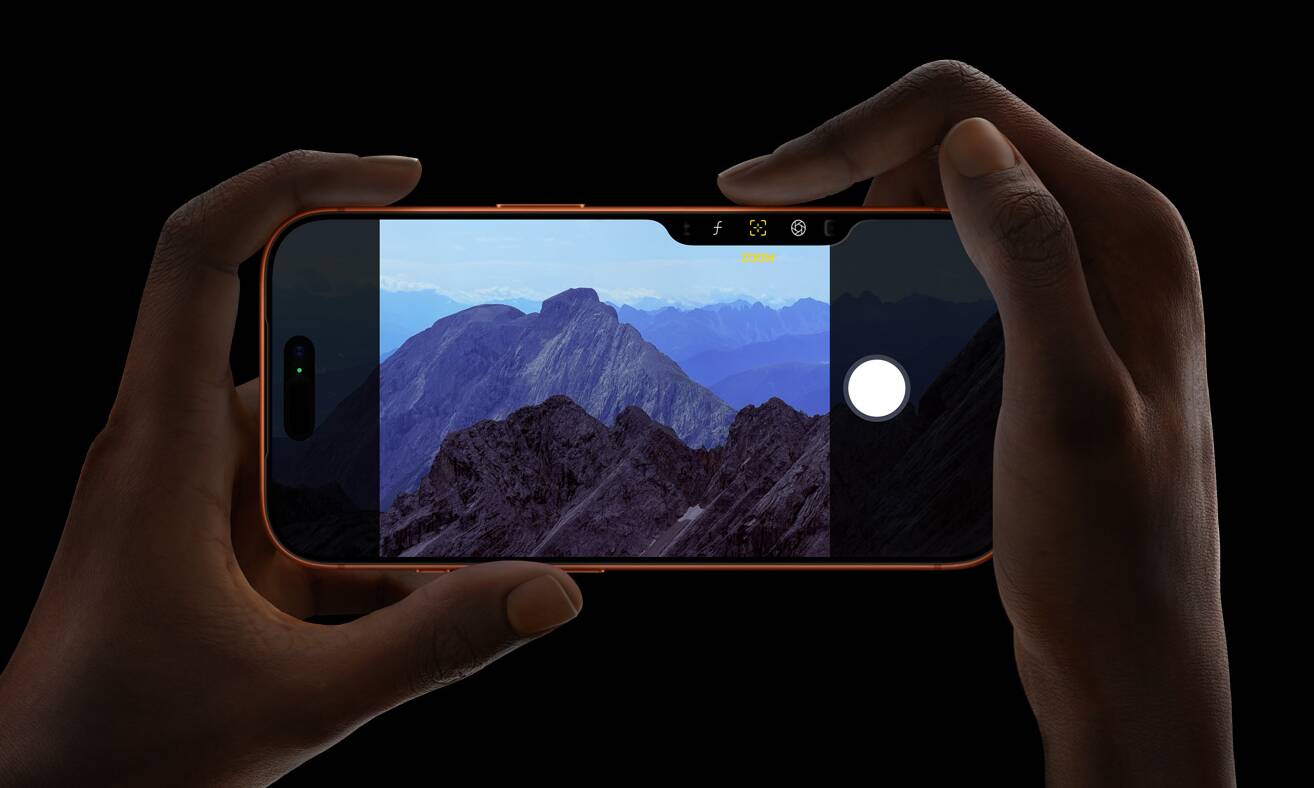 7 фишек iPhone 17 Pro, из-за которых его стоит купить 4 Смартфон iPhone 17 Pro с изображением гор