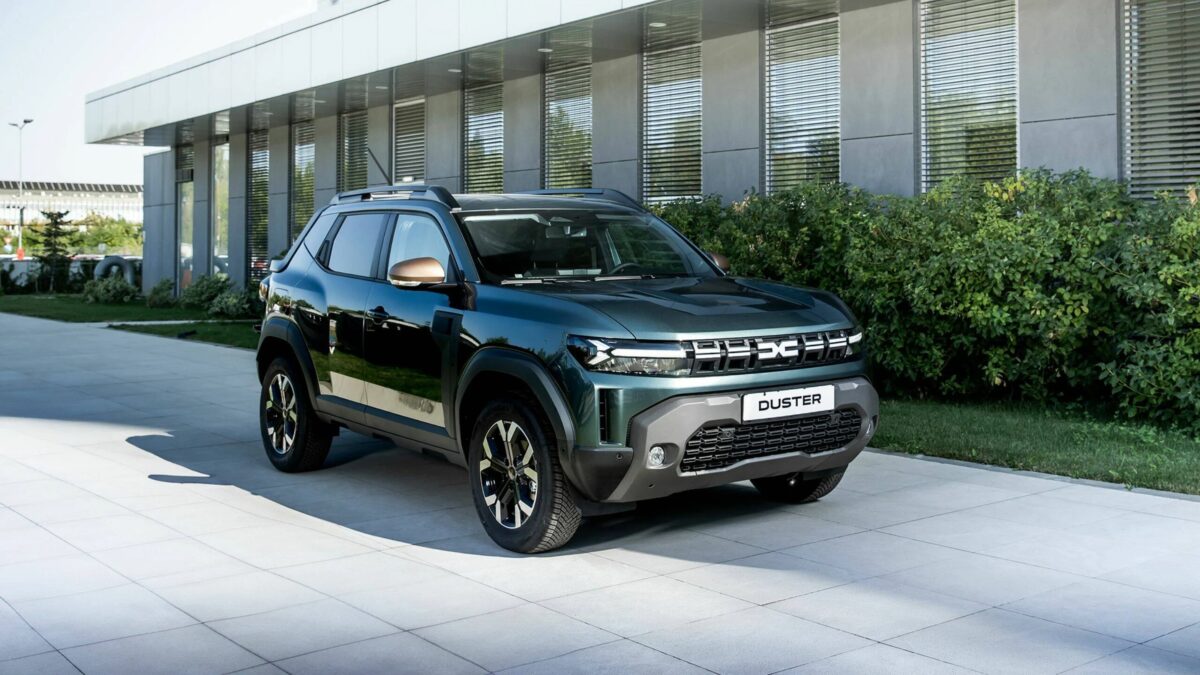 Черный внедорожник Dacia Duster в городе на асфальте