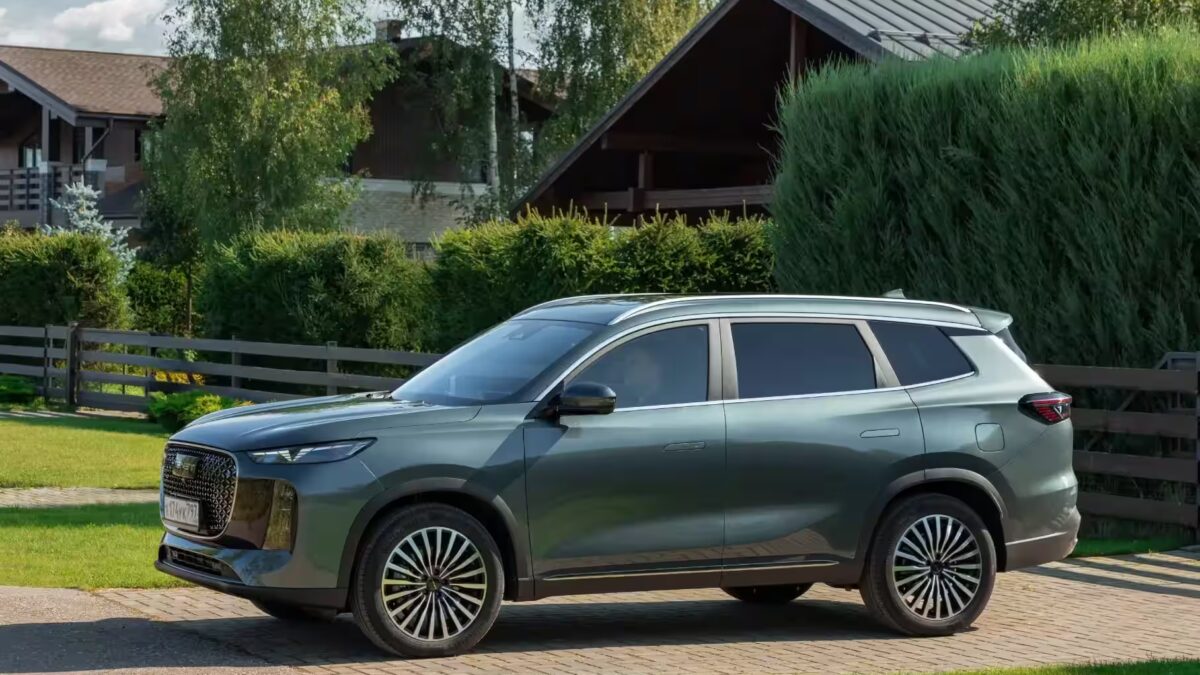 Большой кроссовер T8 на парковке фасадный вид