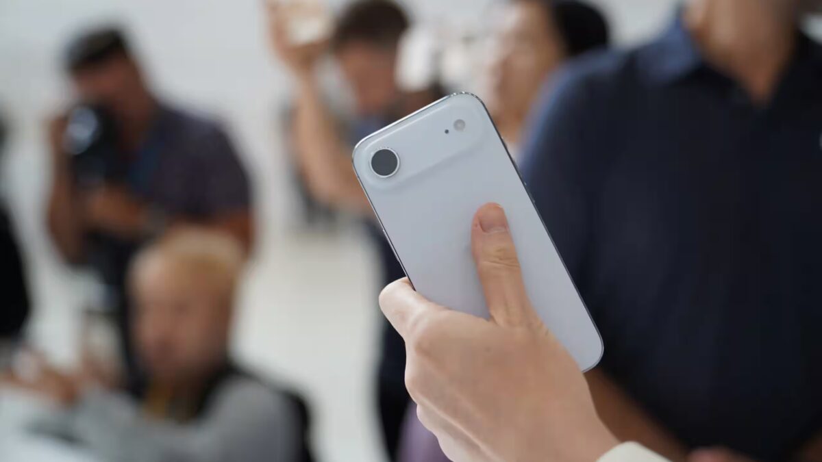 Рука держит белый iPhone Air с задней панелью