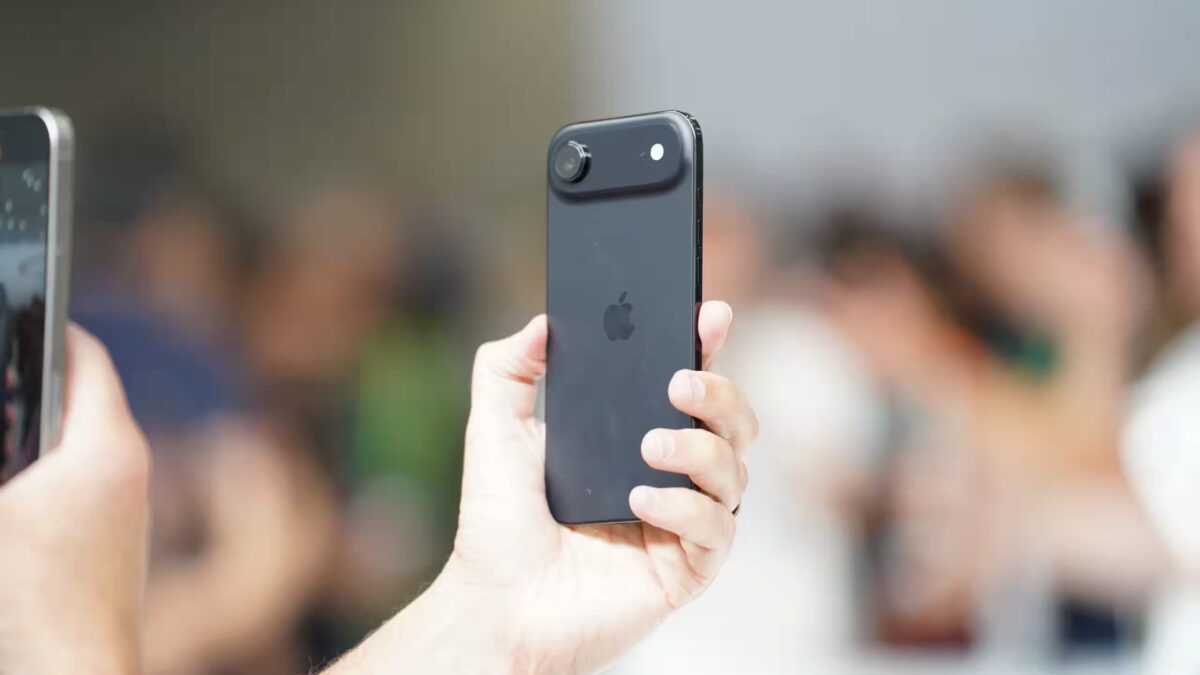 Рука держит чёрный iPhone Air с задней камерой