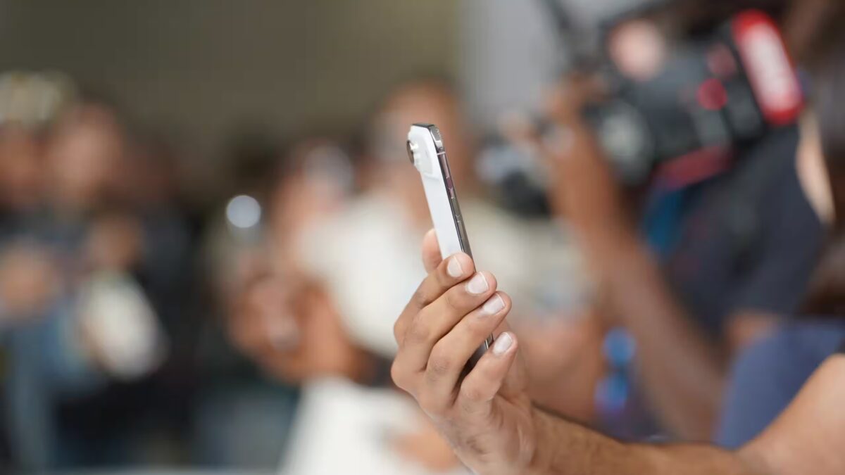 Человек снимает видео на смартфон iPhone Air тонкий и легкий