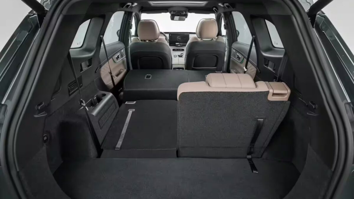 Вместительный салон кроссовера Tenet T8 с разложенными сиденьями