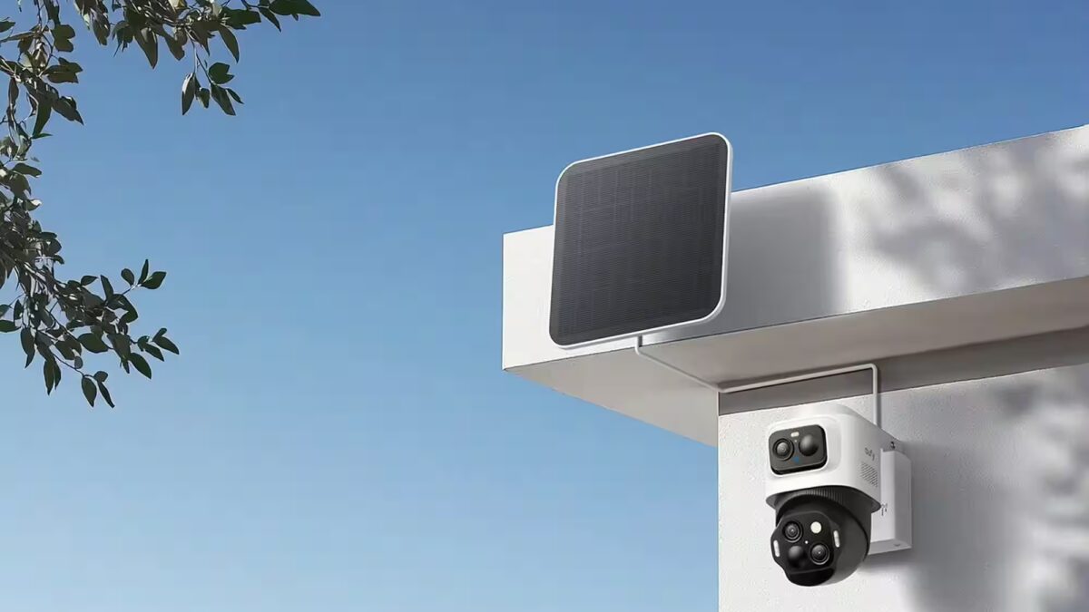 Умная камера и солнечная панель на белой стене