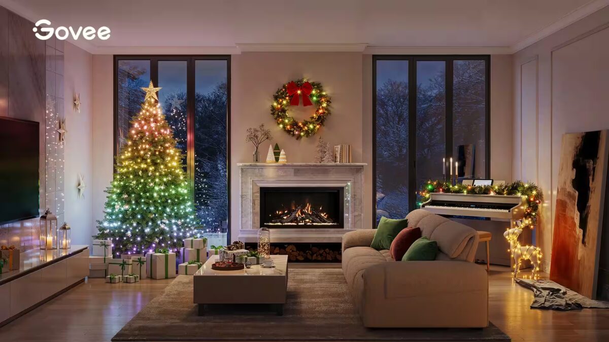 Уютная комната с новогодней елкой и гирляндами от Govee
