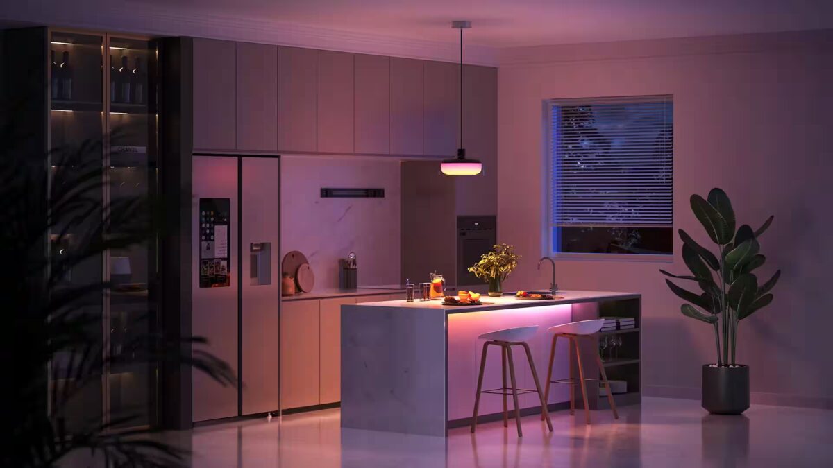 Современная кухня с глянцевыми шкафами и барной стойкой